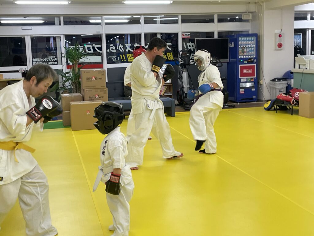 がんばれちびっ子！空手クラス♪                 　　　　　　　　　　　　　　　　　　　　　キックボクシング名古屋　FIGHT &FITNESS アーネストホーストジムJAPAN